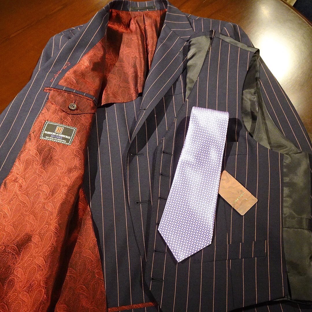noma56's tweet image. 英国・ハリソンズ MYSTIQUEコレクション、ネイビー地にピンク ペンシルストライプ スリーピーススーツです。

#bespoketailoring #bespokesuit #harrisonsofedinburgh #mystique #スリーピーススーツ 
#nm