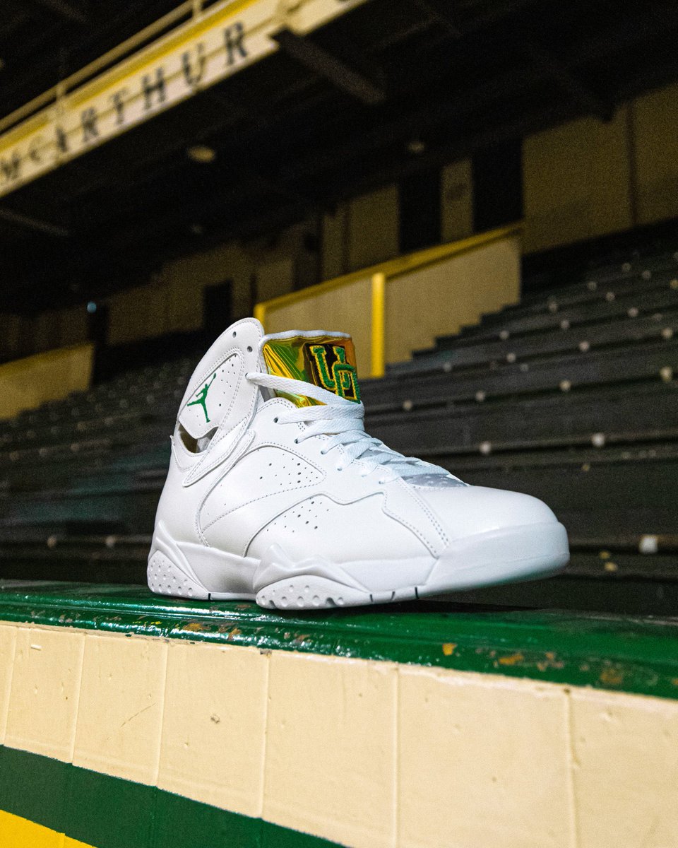 Check out the <a href="/OregonWBB/">Oregon Women’s Basketball</a> “Oregon Ducks” Air Jordan 7 Retro PE for the NCAA Tournament. 🦆 #GoDucks <a href="/DuckSwag/">Oregon Equipment</a>