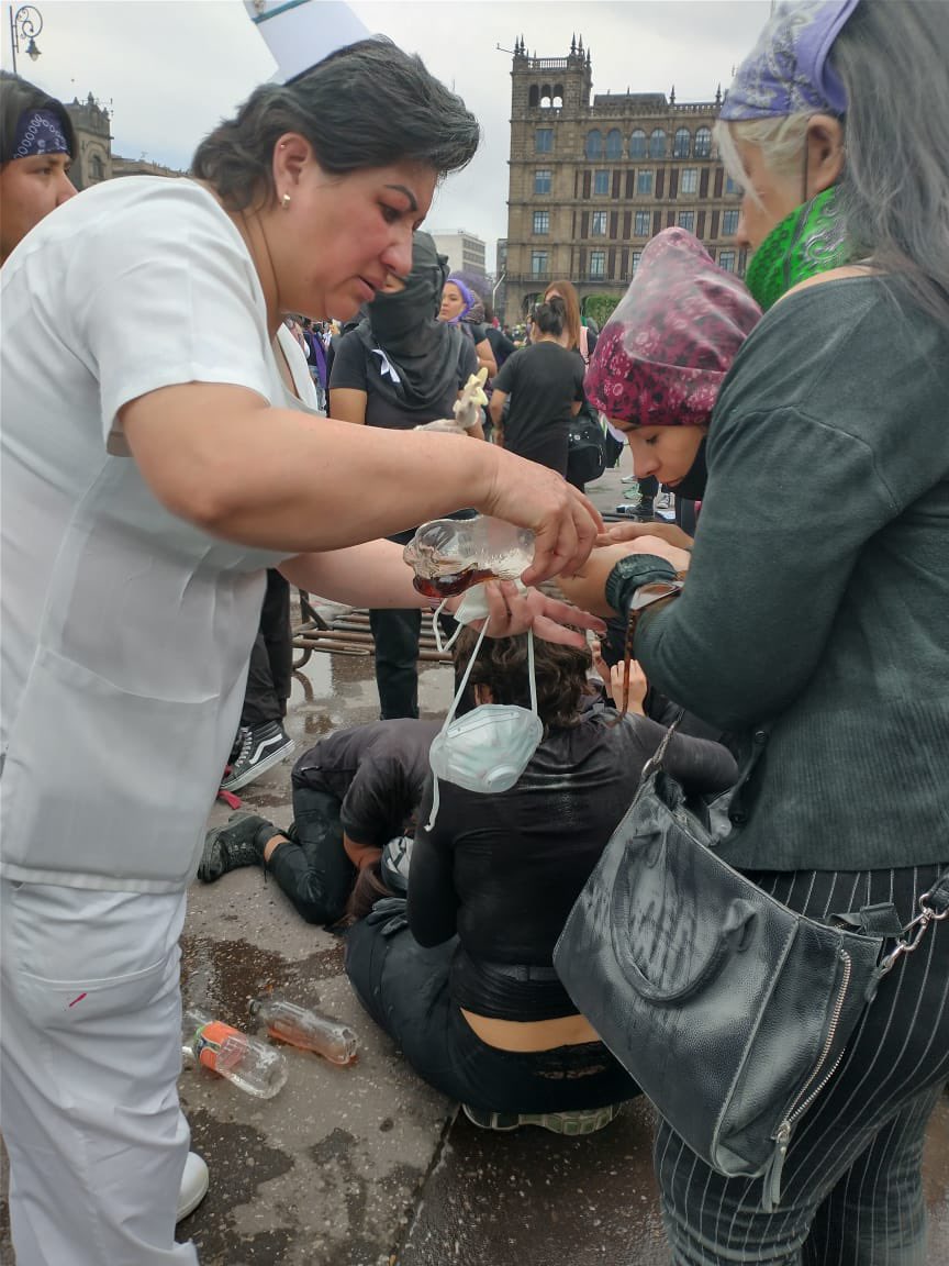 Esta foto de <a href="/morraproletaria/">Nadia</a> en el contexto de la pandemia lo dice todo, las tareas de cuidados, incluso en esta crisis han recaído sobre las mujeres, quienes han pagado con su salud mental #8M2021 #NiUnaMas