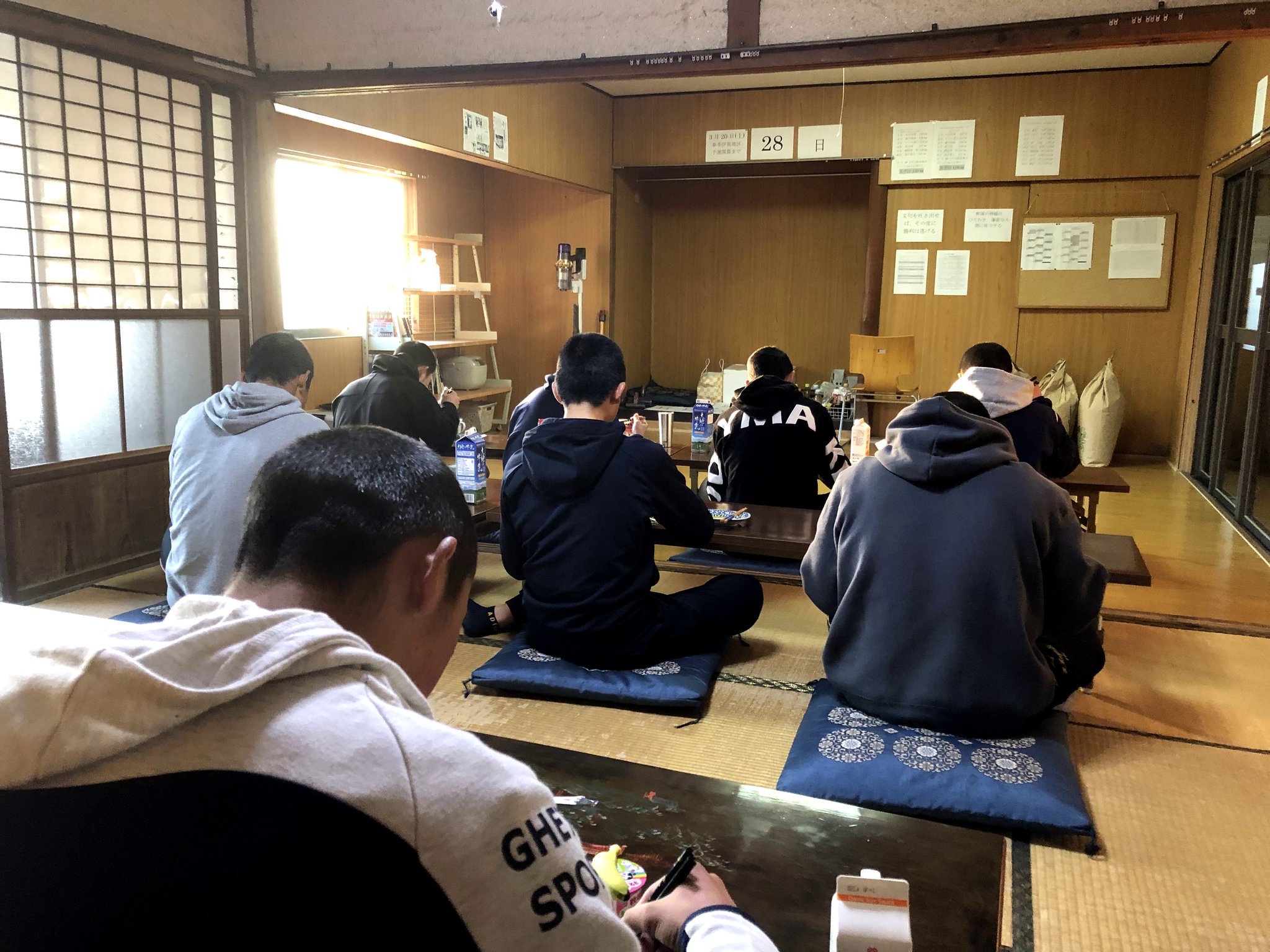 神村学園高等部 伊賀 男子野球部 寮生活紹介 朝の様子 6時起床 朝練習 課題をみつけて自分で取り組む 掃除 そして朝食です 朝食準備も もちろん生徒たちで行います 野球も生活も自分たちでつくって