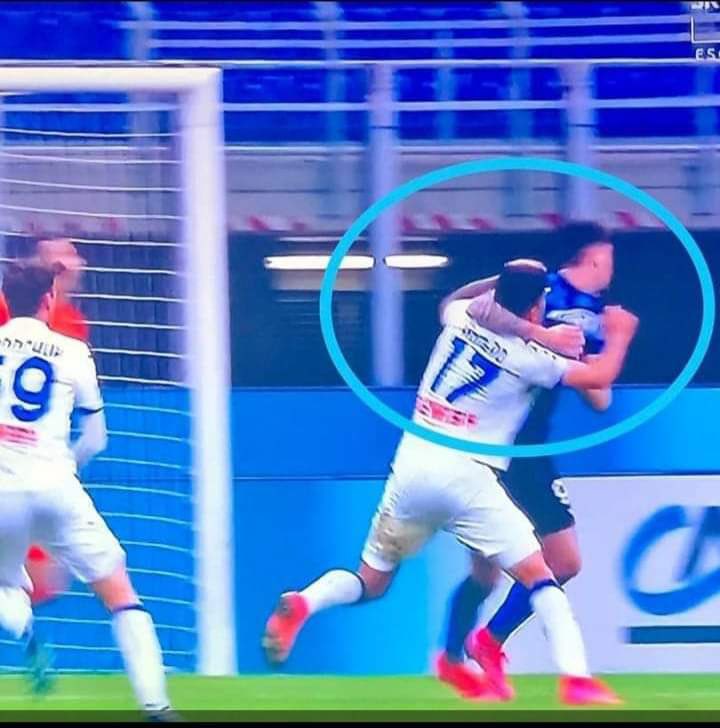 daju29ro's tweet photo. Ti danno un rigore ridicolo contro a Napoli, la perdi e ti incazzi per un primo tempo buttato via ... poi vedi Massa sabato sera ... Poi vedi sta roba qua e capisci che quest'anno tutti dovevano vincerlo ma di certo non tu. 
#lajuverubba https://t.co/uPXzZhrT9L