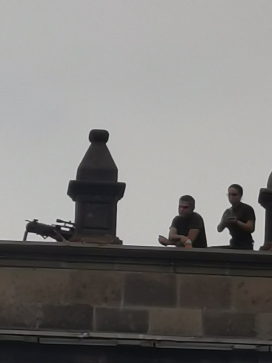 rasputinpue's tweet photo. No puede ser, francotiradores en la azotea del palacio, un rifle para francotirador de excelente manufactura, López Obrador está jugando con fuego.
#LoVamosATirar 
#Cepillin https://t.co/xIHxBBnc2s
