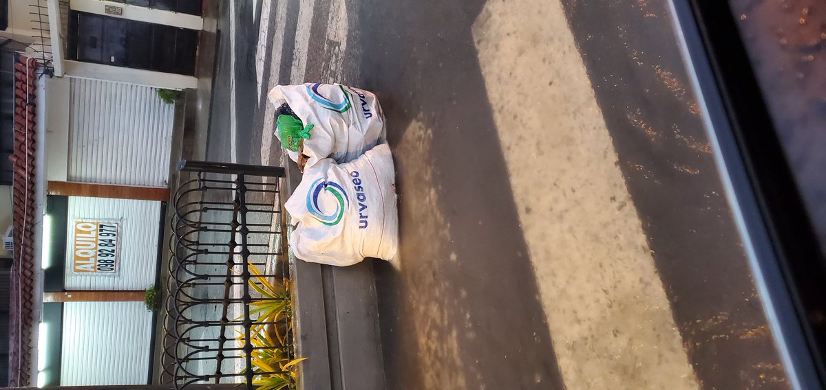 RafaOrus's tweet photo. @interagua pide a la ciudadanía que no deje basura, fundas de basura para que no se tapen las alcantarillas, pero a #urbaseo le importa poco. @alcaldiagye https://t.co/t70M3Dx8fo