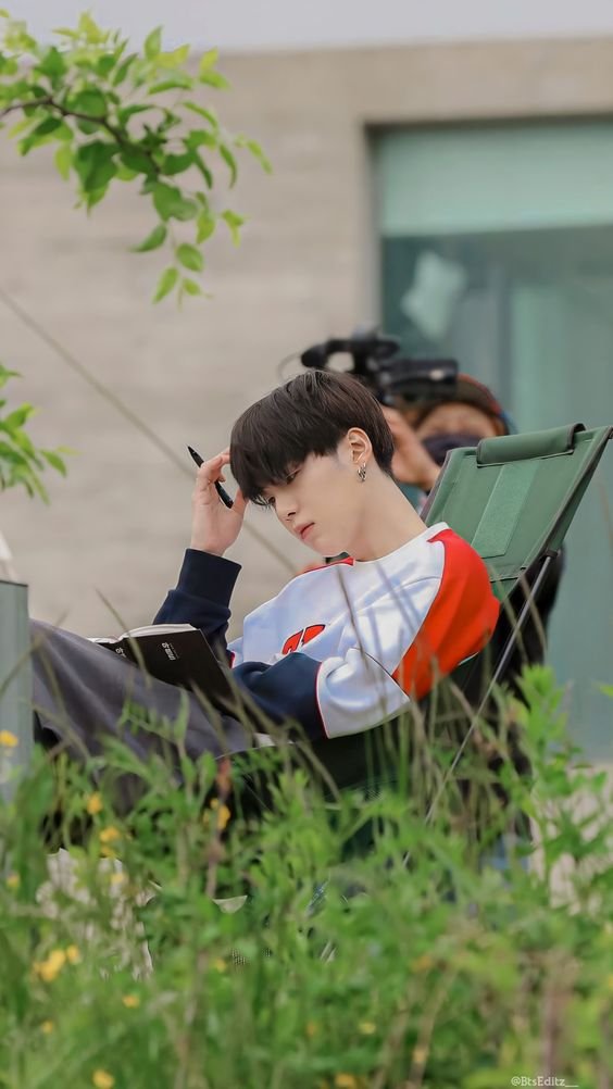 happy birthday to our /king/ and /kitty/!! yoongi, you take our breath away every day with how inspiring, kind, talented, intellectual, and thoughtful you are💜 here's to being together for many, many years to come🎉

#HappyBirthdayYoongi #HAPPYSUGADAY #슈가생일ᄎᄏ