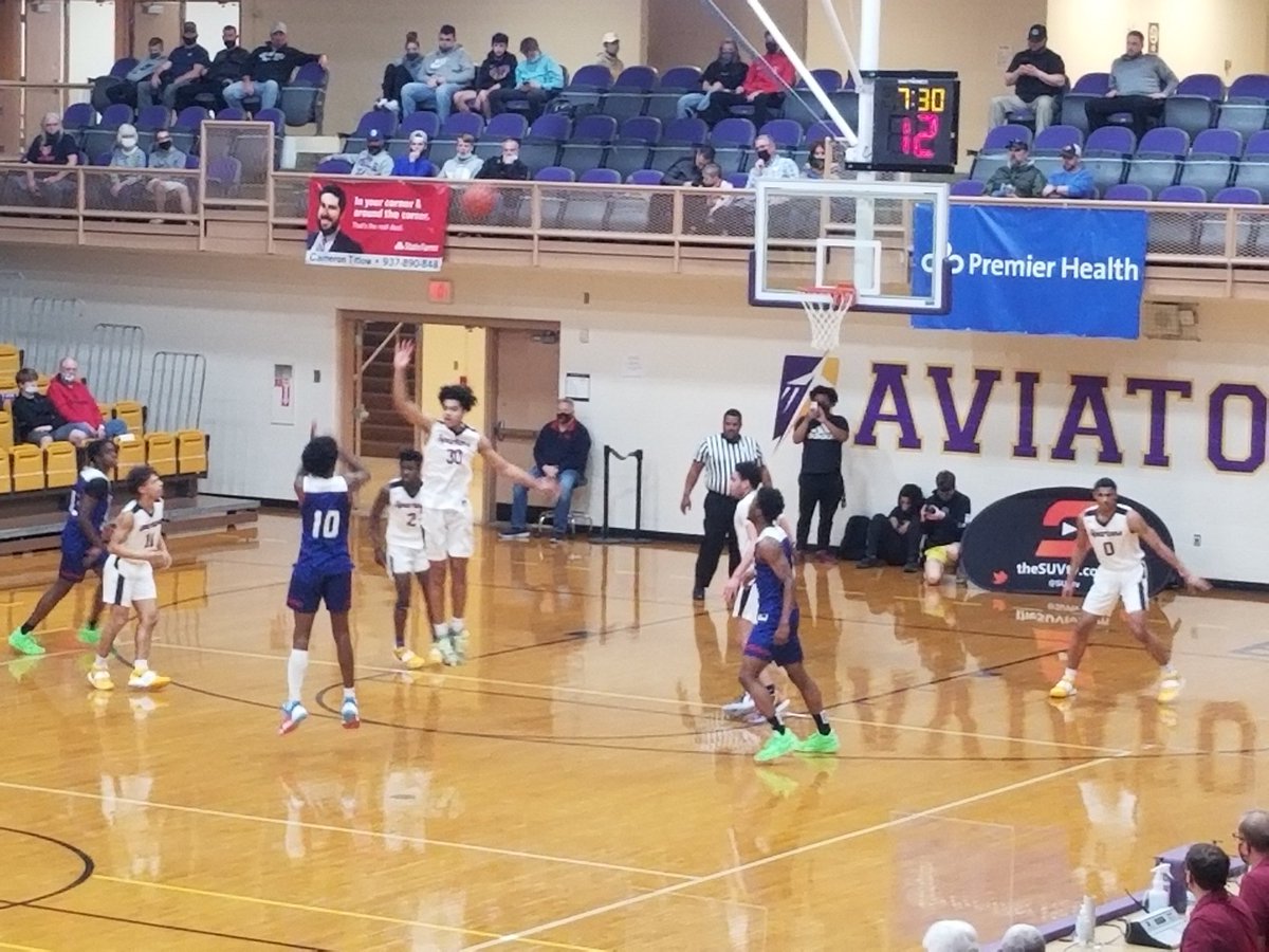 FlyinToTheHoop's tweet image. At the half @BWSpartansHoops leads @GRCELITE 35-23.  @jrayford17 leads all scorers w/16 pts. Zaiden Cross w/11 trying to keep Grass Roots in the game #FTTHTopGun2021