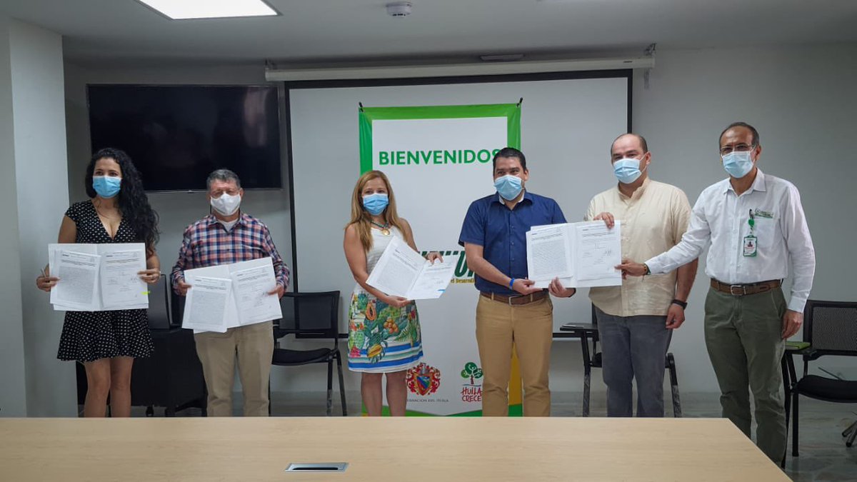 ChichoRodrigue_'s tweet photo. Firmamos convenio con @Asocooph creando líneas de crédito para informales (5 millones) y mircroeempresarios (12 millones); con subsidio de 2 meses del periodo de gracia.10 mil millones de apoyo a nuestro tejido empresarial. @Luisedussan @HuilaGob @CCHuila @Utrahuilca @coofisam https://t.co/YcqaXyq29X