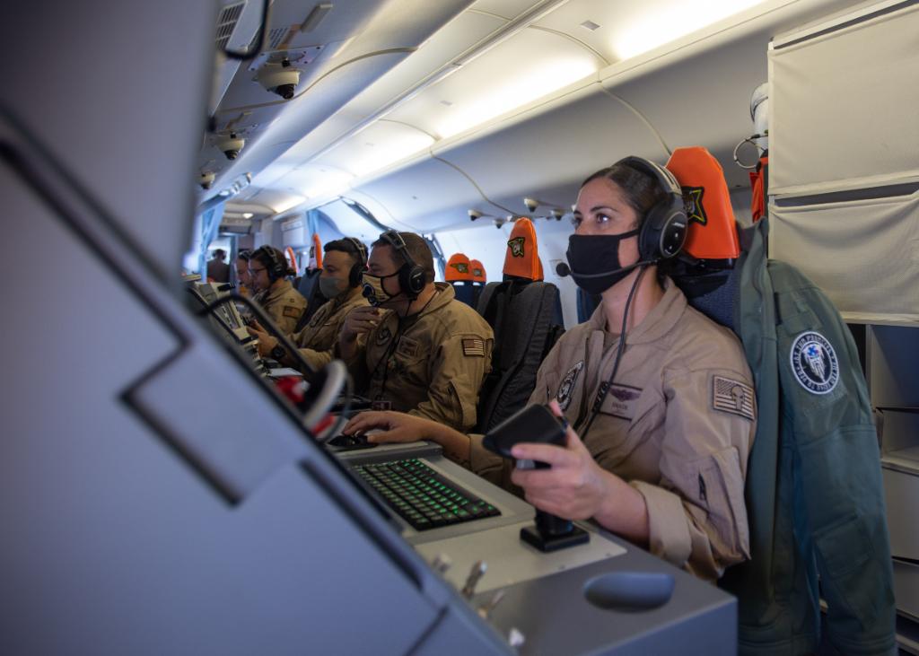 USNavy's tweet photo. @USNavy photos of the day: A Sailor assigned to #USSBataan works on qualifications aboard #USSKearsarge, Patrol Squadron #VP8 #CTF57 patrols #US5thFlt, watchstanders aboard #USSJamesEWilliams during #UNREP with #USNSJohnLenthall. ⬇️ info & download ⬇️: https://t.co/C2jCVllrPe https://t.co/tnJE0r4DWq