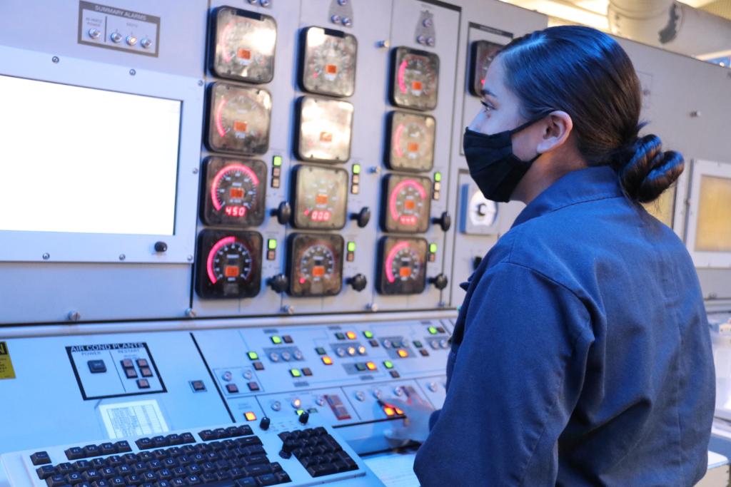 @USNavy photos of the day: A Sailor assigned to #USSBataan works on qualifications aboard #USSKearsarge, Patrol Squadron #VP8 #CTF57 patrols #US5thFlt, watchstanders aboard #USSJamesEWilliams during #UNREP with #USNSJohnLenthall. ⬇️ info & download ⬇️: navy.mil/Resources/Phot…