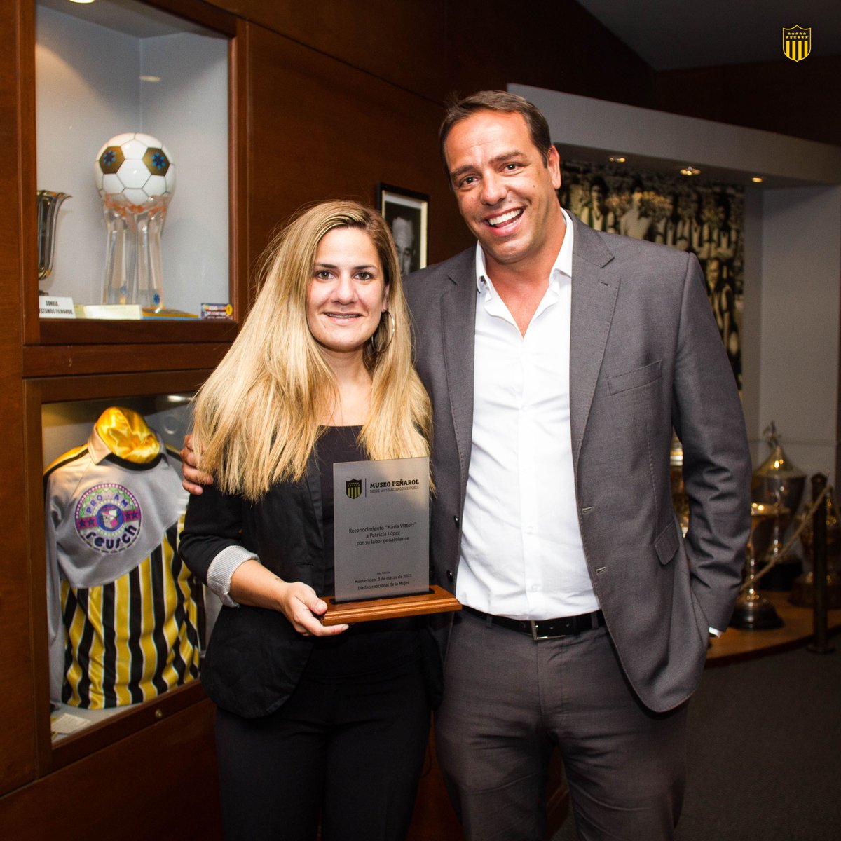 OficialCAP's tweet photo. Con la presencia del Presidente Ignacio Ruglio, la Comisión de @CAPMuseo le entregó a Mireya López y Patricia López el reconocimiento "María Vittori", distinción que se realiza para homenajear a destacadas mujeres peñarolenses por su labor en el club. https://t.co/akpBYP5ZGE