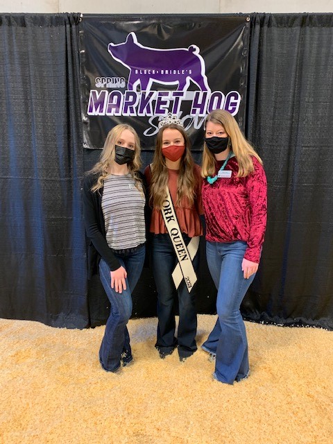 IowaPork's tweet photo. The Iowa Pork Youth Leadership Team had a great time helping out at the @ISU_BlockBridle Spring Market Hog Show this past weekend! This team is eager and excited to get out and promote pork throughout 2021!

@Leah_Marek 
@PaigeDagel24 
Reagan Gibson https://t.co/mv0jCfHiu8
