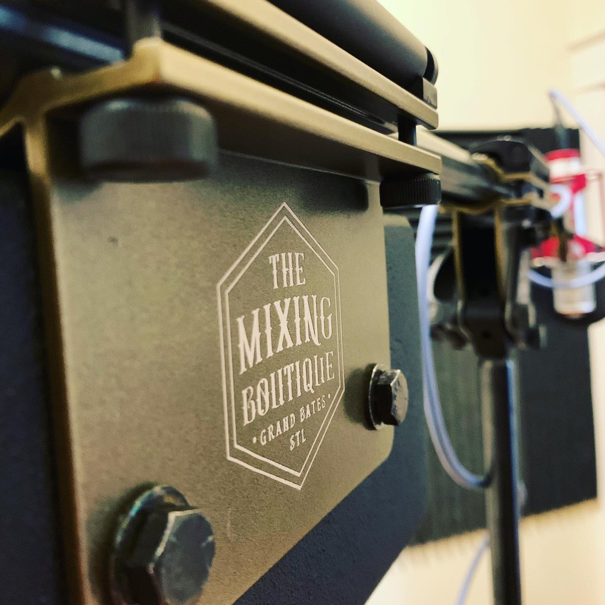 #Regram 📷 <a href="/heezonfire/">Tim Hanson</a> THANK YOU @latchlake!!! My <a href="/mixingboutique/">The Mixing Boutique</a> custom shop micKing 2200 arrived over the weekend and it’s absolutely BEAUTIFUL!