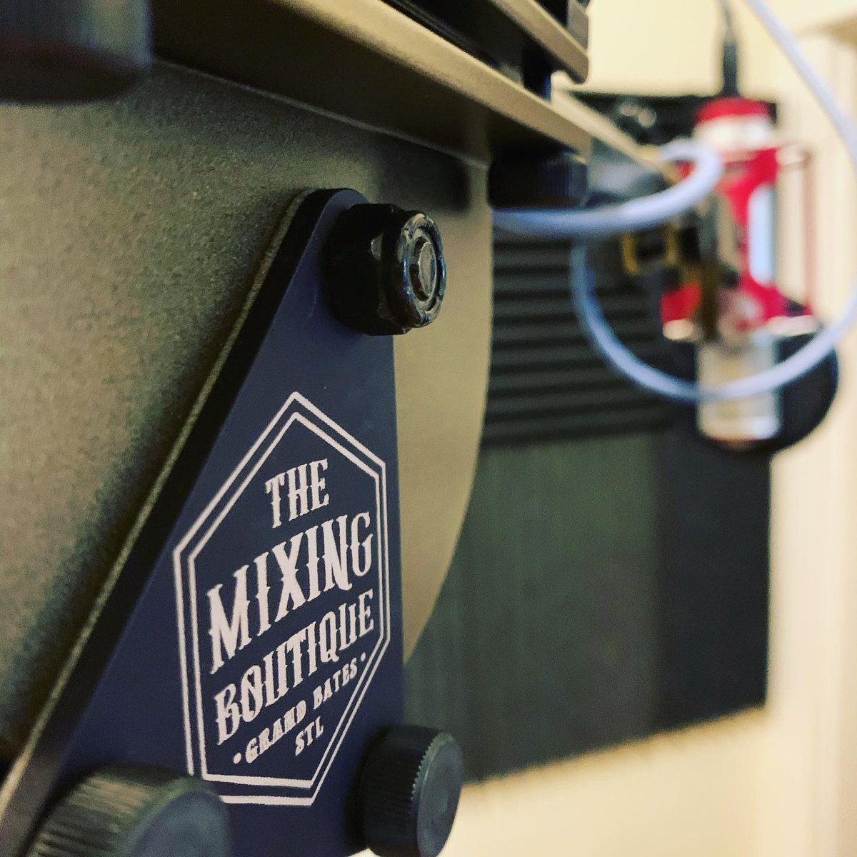 LatchLakeMusic's tweet photo. #Regram 📷 @heezonfire THANK YOU @latchlake!!! My @mixingboutique custom shop micKing 2200 arrived over the weekend and it’s absolutely BEAUTIFUL! https://t.co/RnCMcXbhq3