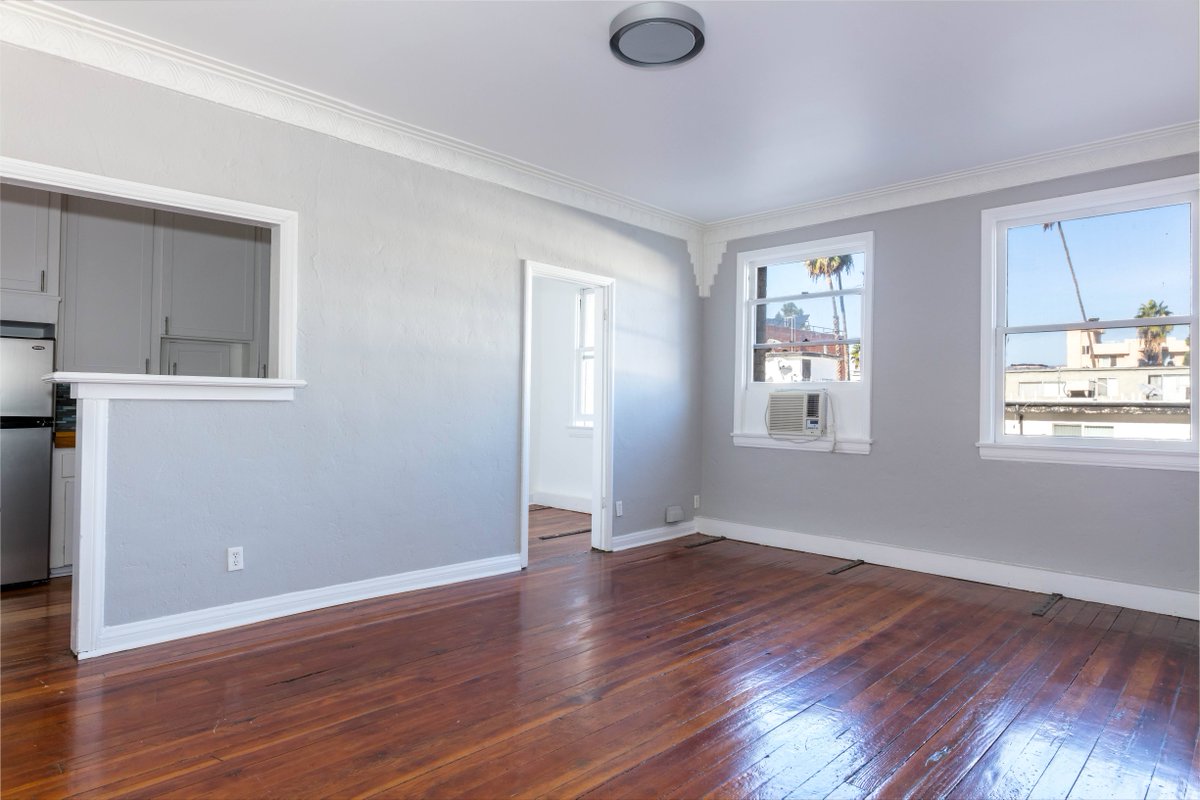 UrbanLALiving's tweet photo. VICTORIA's beautiful vintage STUDIO apartment in Koreatown, LA have newly renovated kitchens with stainless steel appliances, butcher block counters, and a backsplash accent for $1,250 #AptForRent #ApartmentHunting #Los Angeles  https://t.co/PZFW6OuUAG https://t.co/CT7n6qo4i3