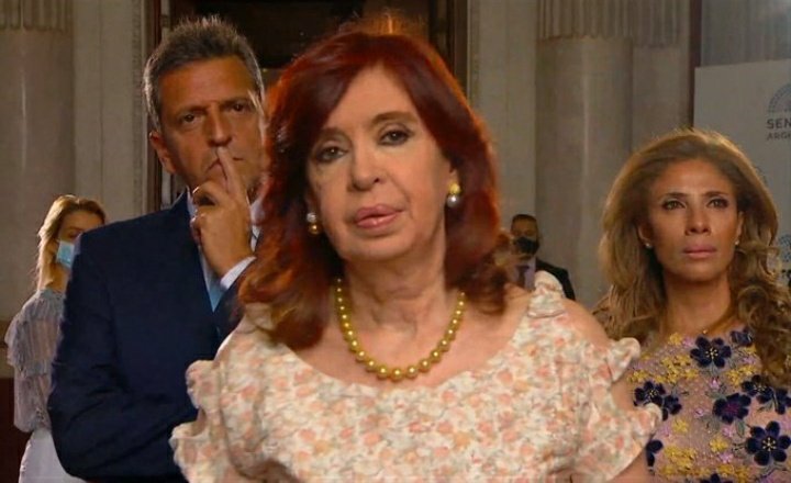 Gus_HL2's tweet photo. El que está detrás iba a meter presa a la que está adelante. ¿Qué habrá pasado? https://t.co/LQ7nEs5F98