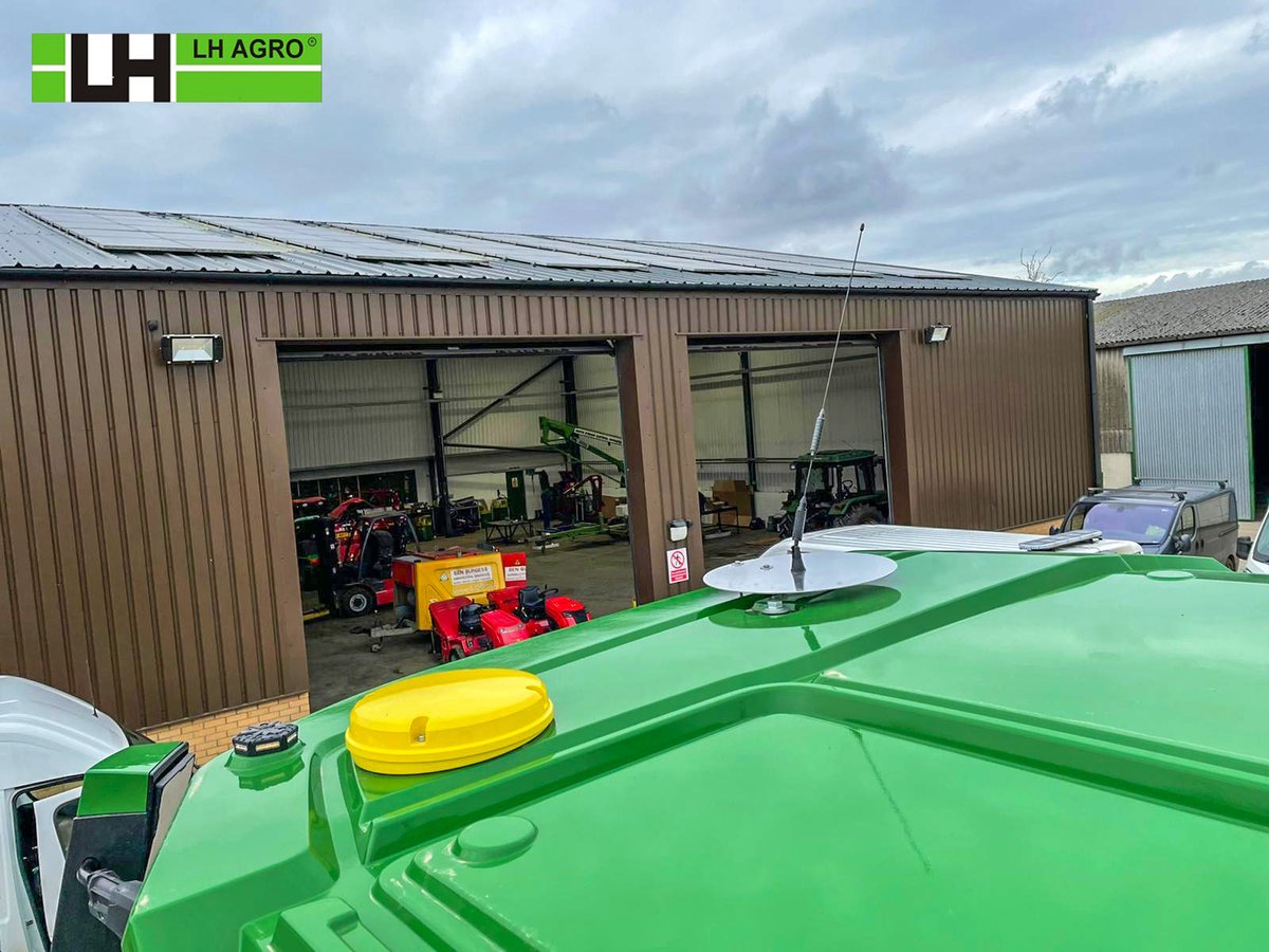 LHAgro's tweet photo. The team has set up another John Deere system onto a Topcon Agriculture RTK signal. This new 8RX.370 with integrated receiver, is now ready to go and running off the customers own radio RTK signal
#AutoSteer #TractorAutoSteer #JohnDeere8RX #LHAgro #Topcon https://t.co/qhwOhEzzdt