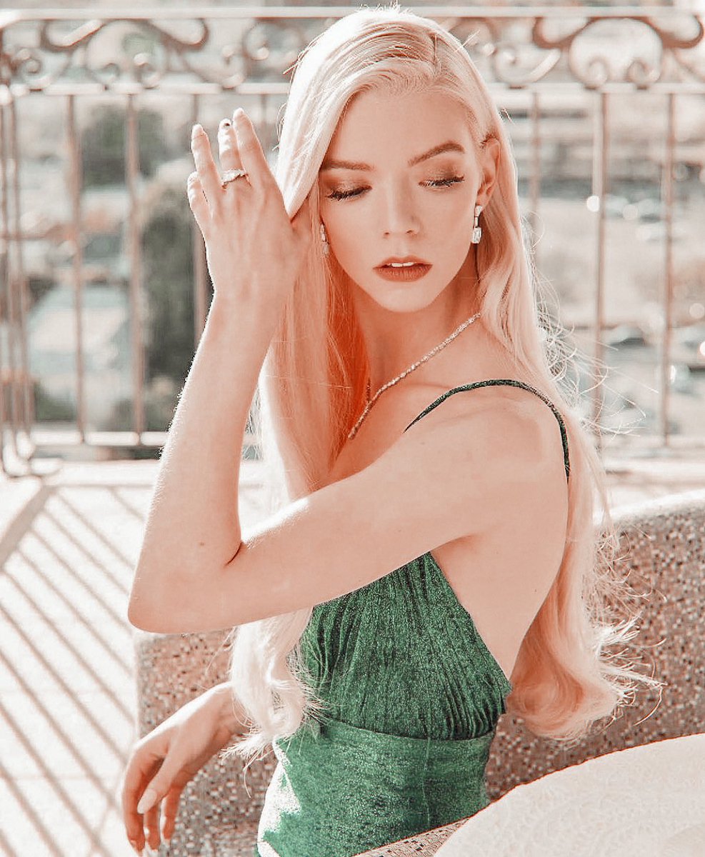 lowkeyhiddl's tweet photo. exactly golden globes winner anya taylor joy https://t.co/VJBTkZYWTO