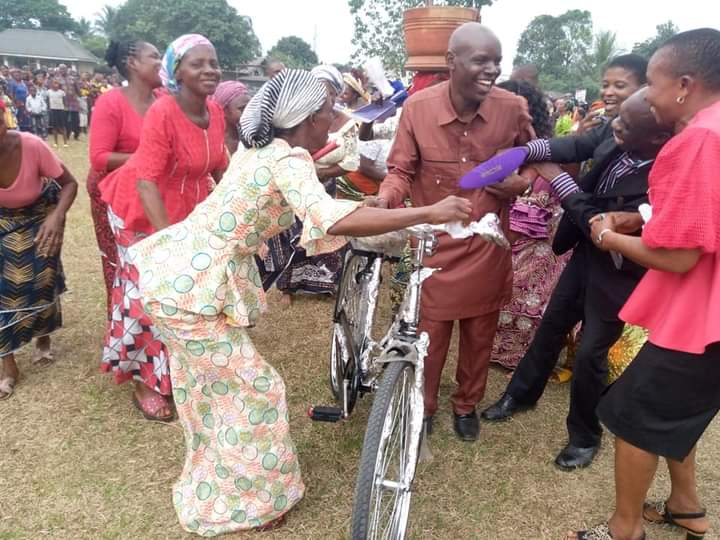 Bigsambelieve's tweet photo. bride's Father bought #LongJohn Bicycle for the couple on their wedding day...  Mother's Day #wife https://t.co/YgnsAAOuuv