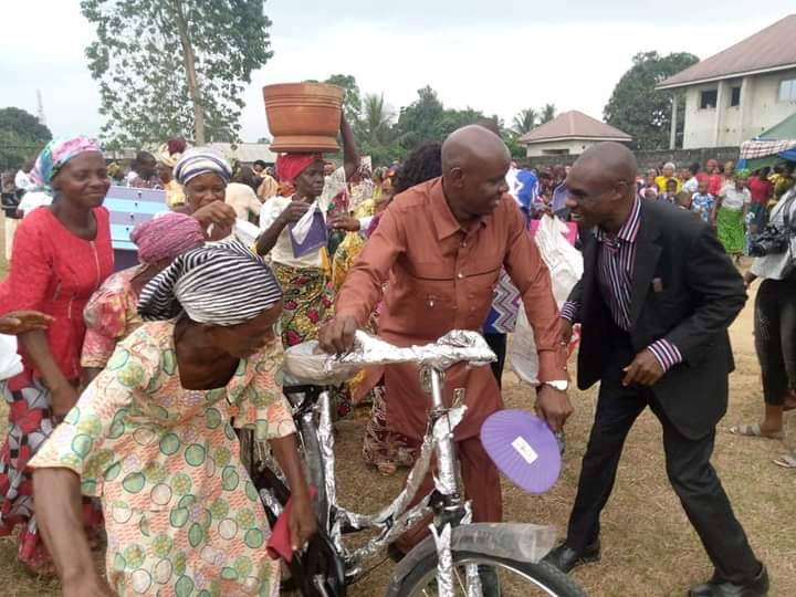 Bigsambelieve's tweet photo. bride's Father bought #LongJohn Bicycle for the couple on their wedding day...  Mother's Day #wife https://t.co/YgnsAAOuuv