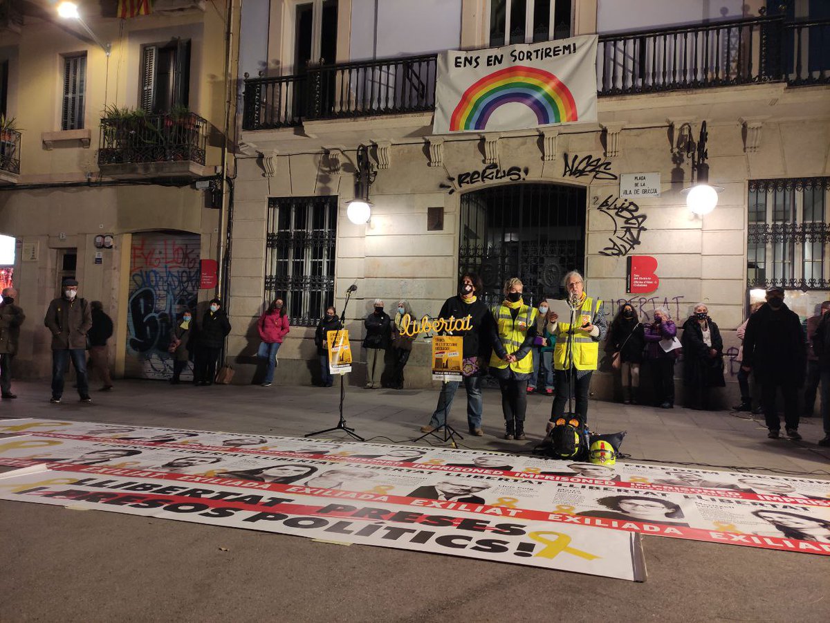 SanitarisxRep's tweet photo. Avui hem estat a la concentració de cada dilluns a la #plaçadelaviladegràcia agraïments infinits  per el vostre escalf!#seguim https://t.co/5EB1DS1hrK