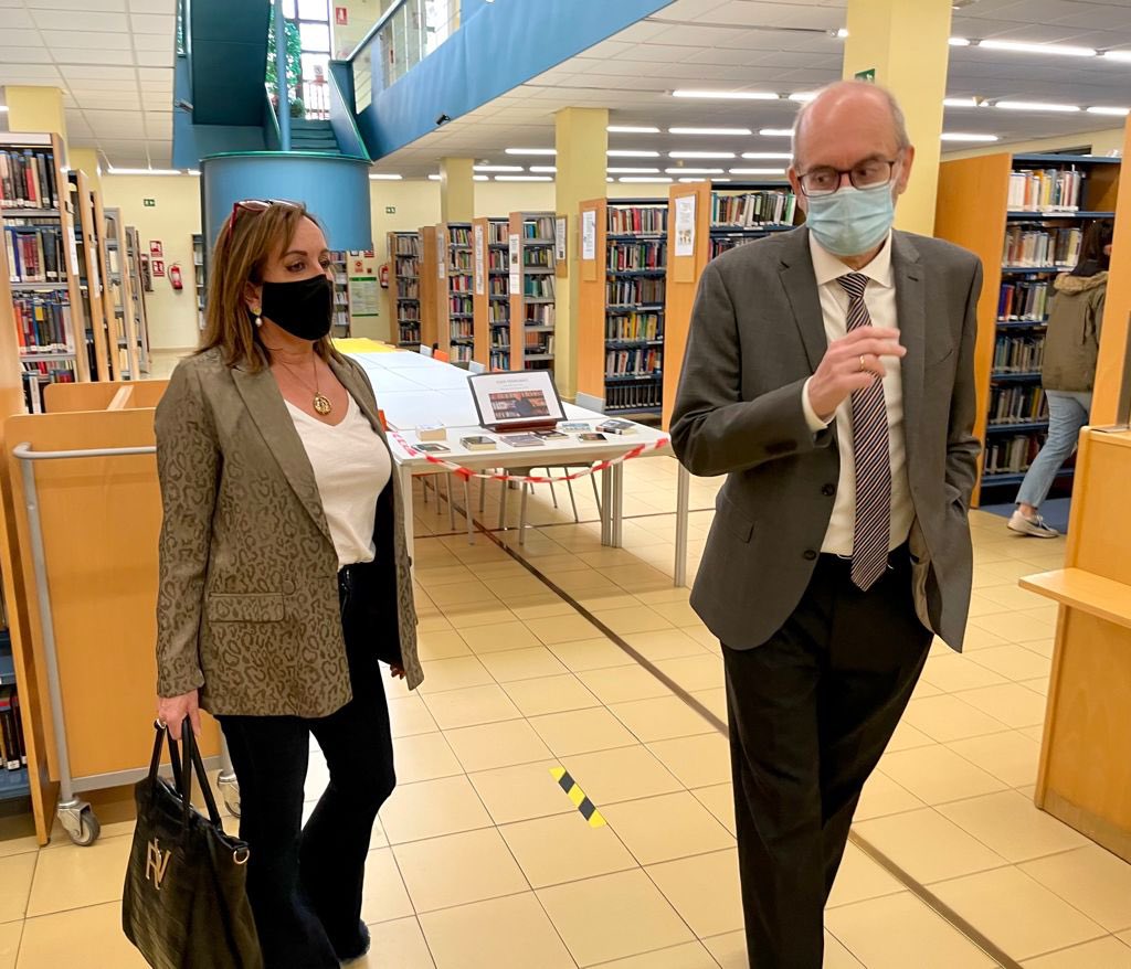 CsBurgosCiudad's tweet photo. 📖 Nuestra presidenta del @IMCBURGOS, @charopepasa, ha visitado esta mañana la biblioteca Gonzalo de Berceo junto a @rafaeliba, director de la red municipal. 

✔️El objetivo es conocer a fondo su funcionamiento y detectar áreas de mejora prioritarias. 

#CulturaSegura https://t.co/BEsC2JGgs7