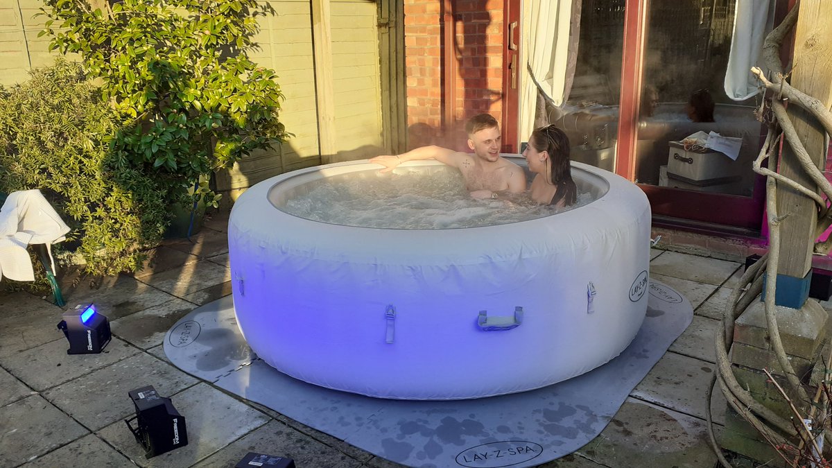 HdhTubs's tweet photo. Great to have one of our luxury hot tubs out this weekend What glorious weather! The additional lighting package really finished it off
#hottubhire #hottub #luxurylifestyle #luxuryliving #luxuryhottub #spa #spaathome #spadayathome #spaday #gardenhire #gardenevents #gardenparty https://t.co/iBdtipuCvr