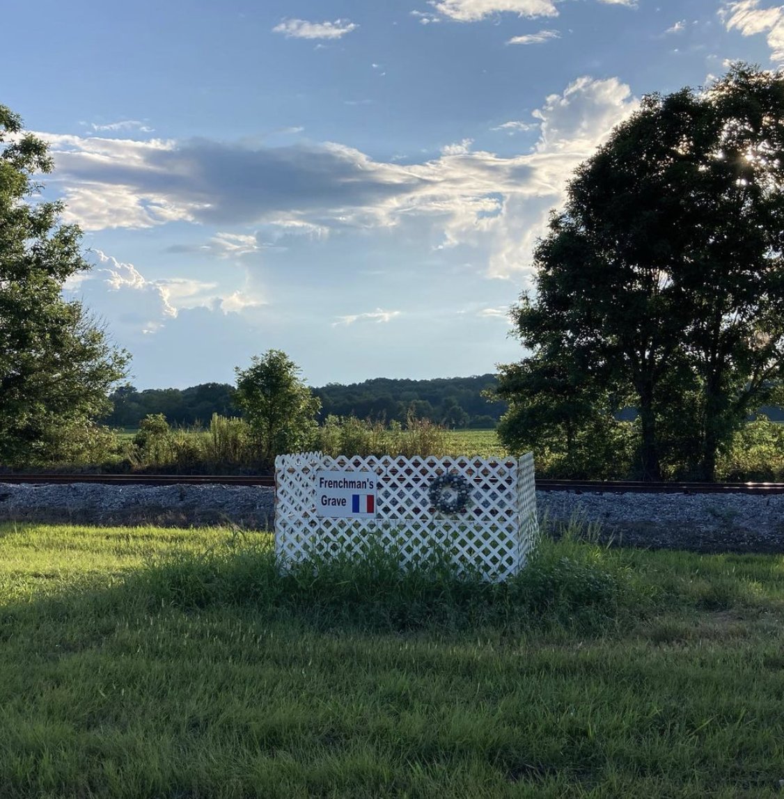 CemeteryRowPod's tweet image. Episode 3: #Mississippi Mysteries is out now!
Photos from the show: 
1 - Sheena's story: Frenchman's Grave
2 - Hannah's story: Jaren Lockhart
3 &amp;amp; 4 - Lori's story: Lady in Red and Fisk Caskets
#truecrime #podcast