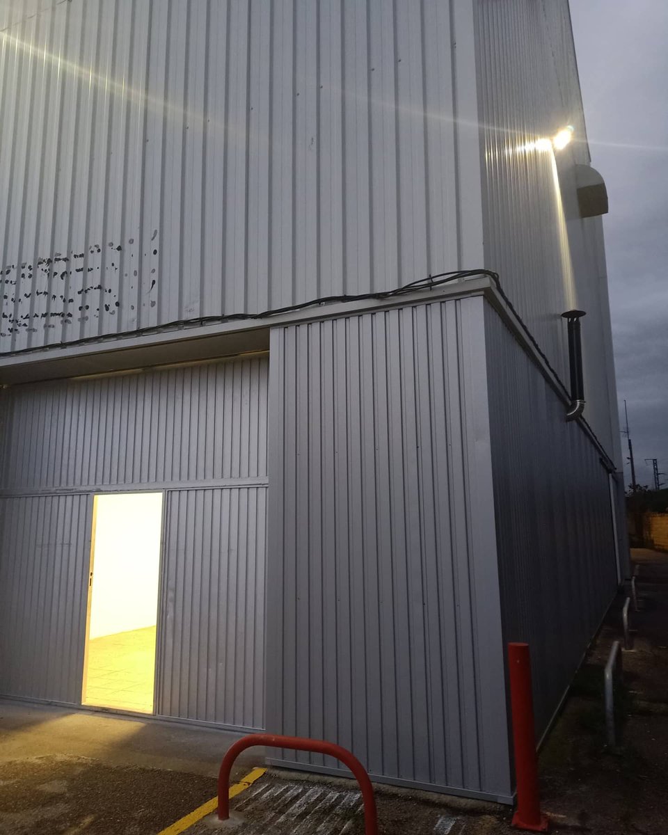 🏠 Una pequeña fábrica de café tostado de alta calidad en Pontevedra. Estoy impaciente de enseñaros lo nuevo de Club del Café. Faltan los últimos retoques para poner a punto las nuevas instalaciones y poder mostraros el interior. ¡Qué emoción! #Barista
 #cafédeespecialidad