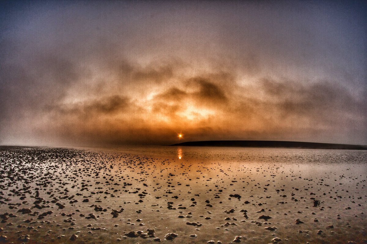 Zo'n dag dat je niet goed weet wat je moet zeggen maar wel wat wil zeggen. Zo'n dag met een enorm donkere wolk boven het eiland. Zo'n dag die niemand wil maar niemand zal vergeten.