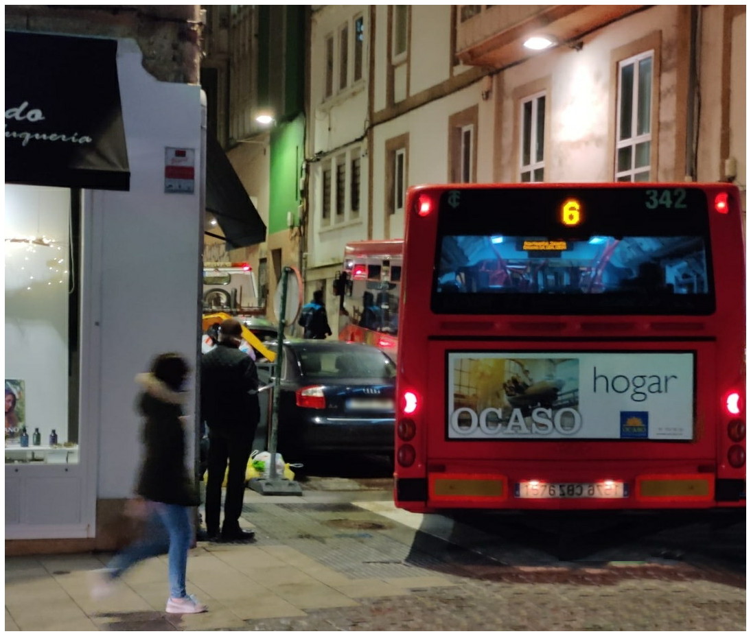 BlogBusurbano's tweet image. Coa caída da tarde, hai quen non cae en deixar un coche "non estorbando" nunha esquina pola que ronda o #BusUrbano, neste caso, un articulado da #Lín6. A #grúa e o dono seica chegaron a un tempo (un clásico).
Proseguirá a polémica na Rúa do Sol.