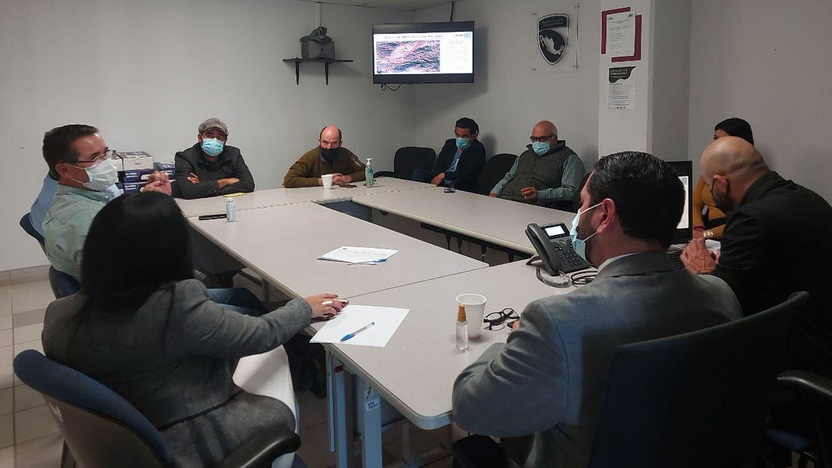 FGEBC's tweet photo. Para solidificar la seguridad de residentes, visitantes y empresarios del Valle de Guadalupe, la @FGE en alianza con el gremio vitivinicultor, proyecta acciones y difusión de la línea de denuncia anónima  089, número de emergencias 911 e instalación de botones de alarma. https://t.co/Kx0CerENot