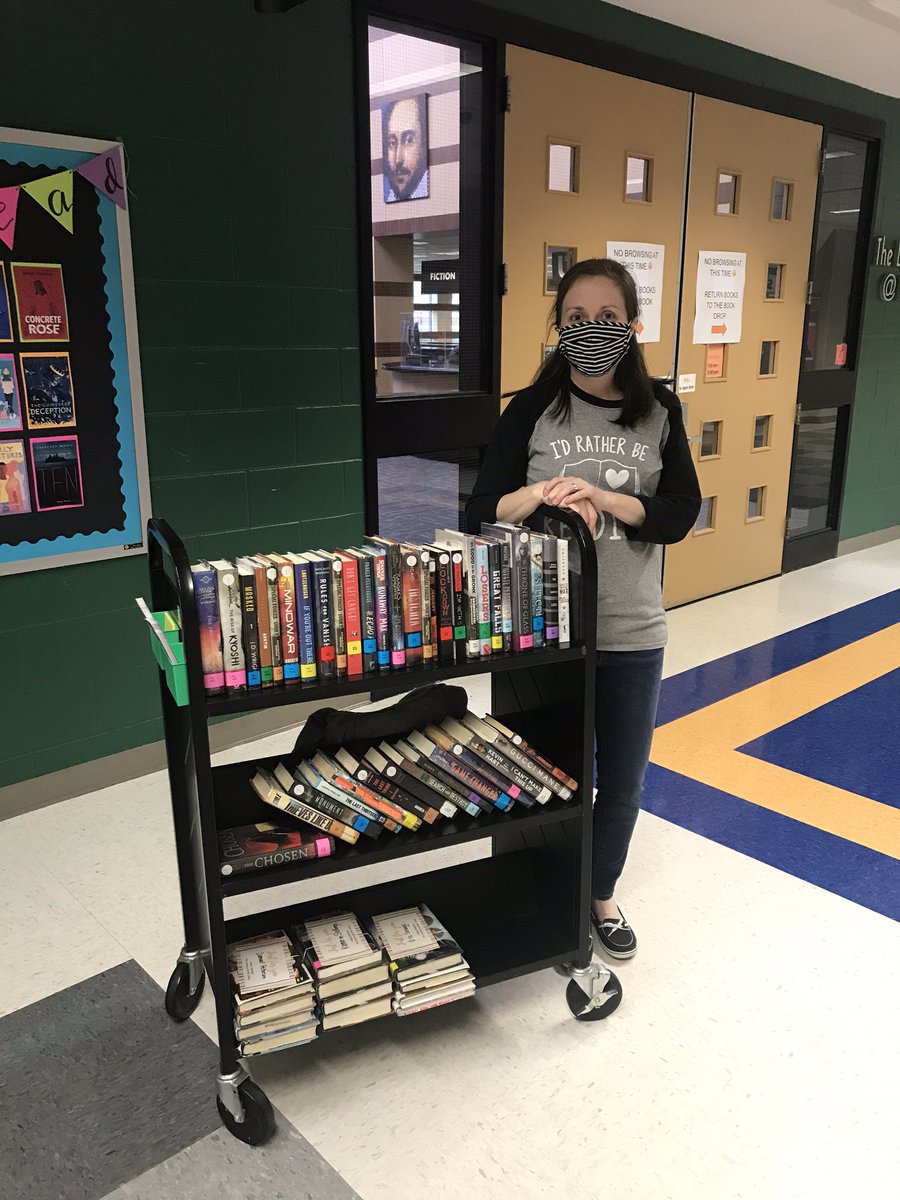 One of our librarians with her cart. 📚 Students fill out interest inventories & the librarians become “personal shoppers” for the students. They also deliver to the classroom!! #bestlibrarians #hooverpride #hooverschools
