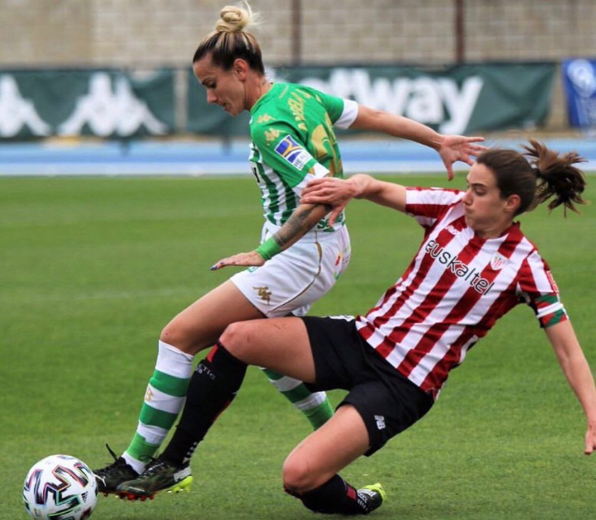 Cuando lo das todo y los resultados no llegan solo queda seguir hasta que el balón caiga de tu lado ⚽

Ez dugu etsiko 🔴⚪

#AthleticClubFem 🦁
