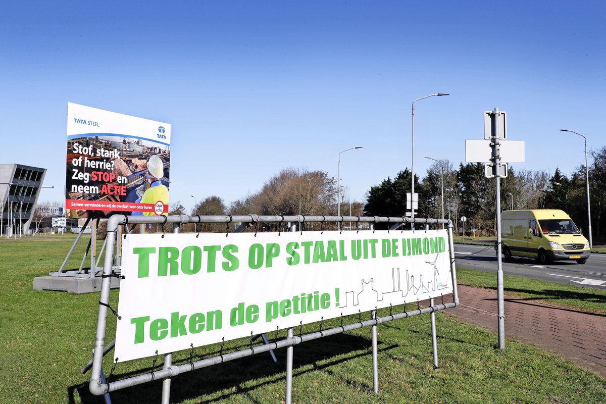 ijmuidercourant's tweet image. Een levensgroot spandoek met de oproep de petitie te tekenen voor behoud Tata Steel staat vlak bij ingang dlvr.it/Rtkvb9