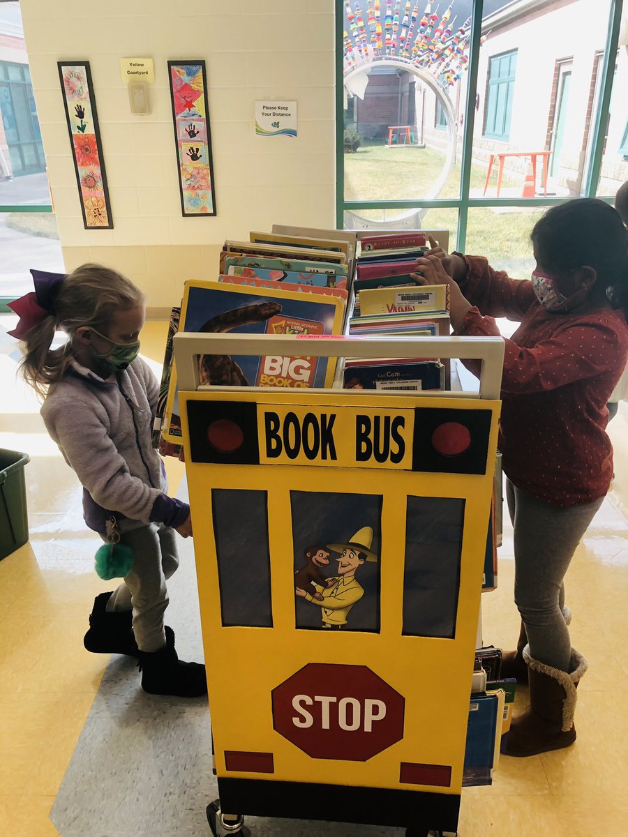 MrBarnett_MECC's tweet photo. 1 #MECCtacular 💚 way 2 promote being a reader 📖 this wk is the work that our #BookBus Team does by going mobile 2 drive excitement 😁 &amp; generate buzz ⚡️ w/ our MECC readers 2 #ReadAcrossMECC ! 
📚 + 🚌 = 🤗
#ReadersUnite 🙌🏽
#BooksInHands 📖🤲🏼 https://t.co/GzocrlmN01