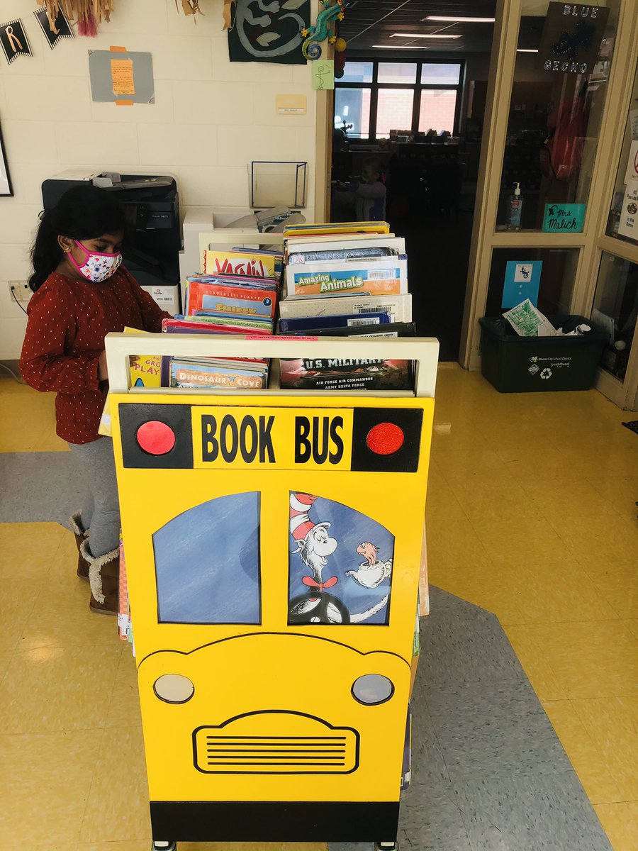 MrBarnett_MECC's tweet photo. 1 #MECCtacular 💚 way 2 promote being a reader 📖 this wk is the work that our #BookBus Team does by going mobile 2 drive excitement 😁 &amp; generate buzz ⚡️ w/ our MECC readers 2 #ReadAcrossMECC ! 
📚 + 🚌 = 🤗
#ReadersUnite 🙌🏽
#BooksInHands 📖🤲🏼 https://t.co/GzocrlmN01
