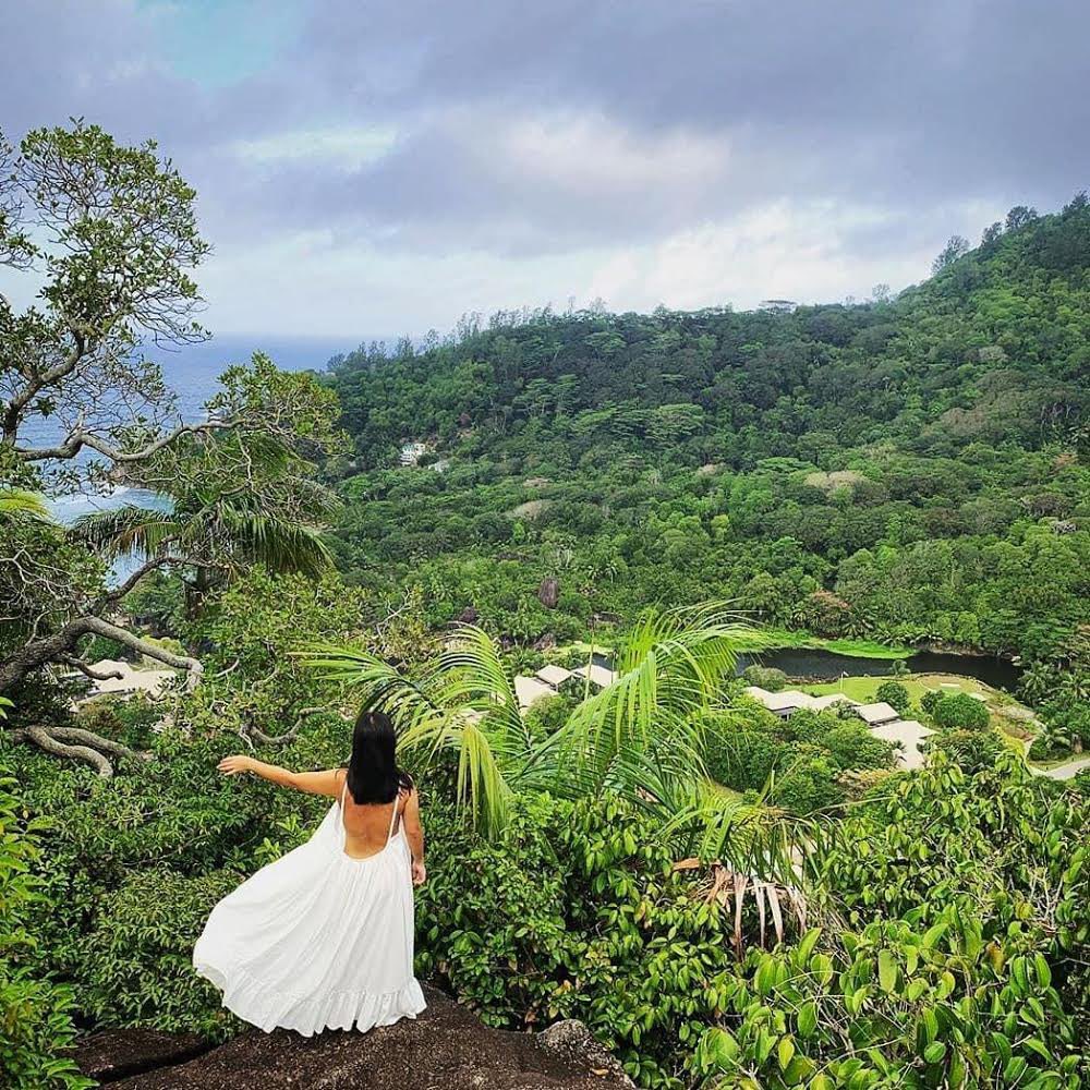 Breathing is the essence of life. Breathe deeply, live fully. 🌿

📸 @themahalidays 

#kempinski #kempinskiseychelles #baielazare #view #takeadeepbreathe #relax #timeforyourself