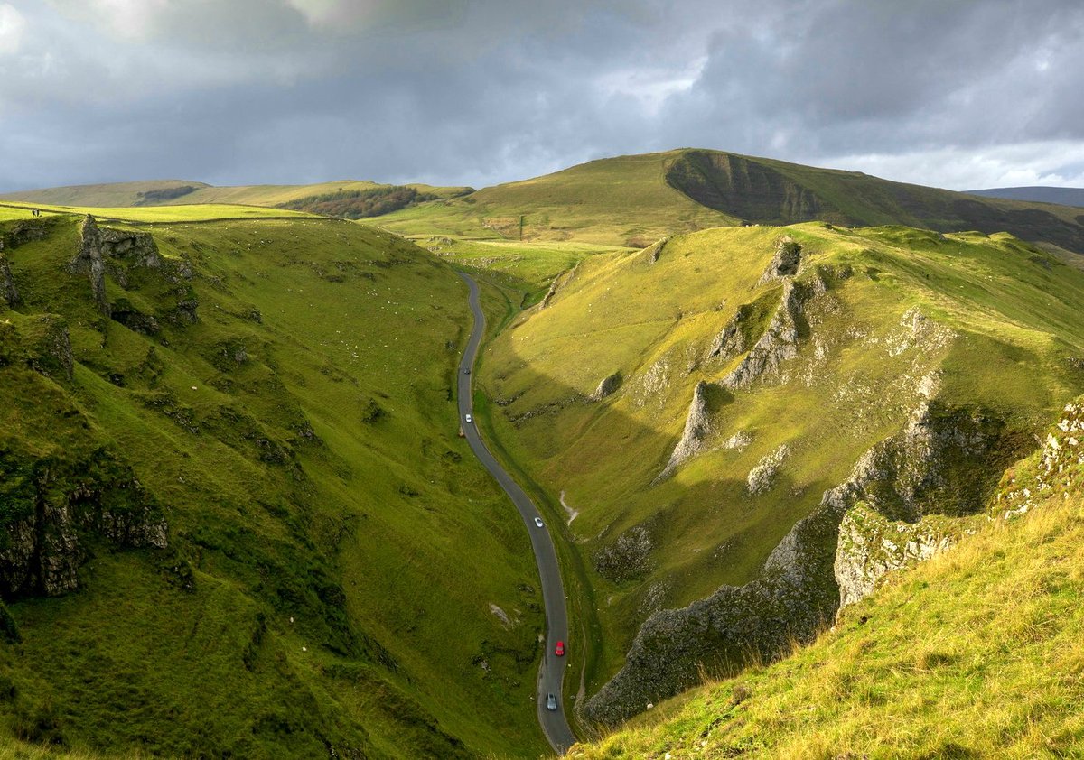 KieronAndrew22's tweet photo. Sun breaking through at Winnats Pass Derbyshire. #peakdistrict @vpdd @peakdistrict @StormHour #weather https://t.co/jDTLShAbIw