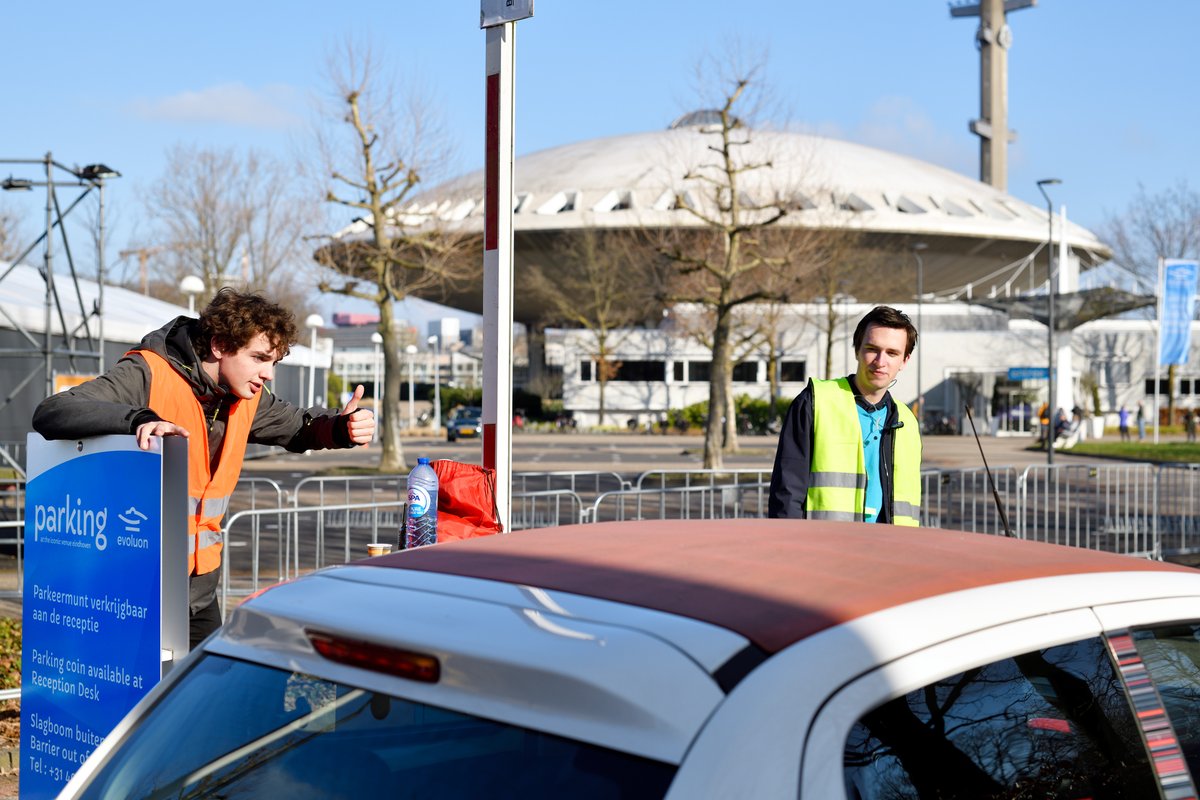 tuecursor's tweet image. Mensen die hun coronavaccinatie mogen halen bij het Evoluon, worden welkom geheten door Demos-leden die zich inzetten als parkeerwacht. Dat is om maatschappelijke betrokkenheid te tonen, maar ook om geld te verdienen voor de club. ow.ly/pkWD50DMOxY Foto @BvOFotografie