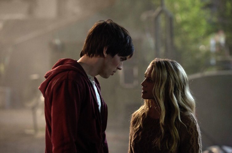 movienightnet's tweet photo. فلم الليلة “Warm bodies” 🧟‍♂️ 
قصة حب غريبة تجمع مابين "آر" و "جولي" بعد ما يدمر المدينة وباء غريب يحول البشر لزومبي 
فتنشأ علاقة حب بين الزومبي "آر" وجولي لتساعدهم لنجاة وسط هؤلاء الزومبي المتوحشين 
⁃سنة إنتاج الفلم: 2013 
⁃تقييم : 7 IMDb 
⁃أكشن | دراما | زومبي | كوميدي https://t.co/ZIn5FLTEwk