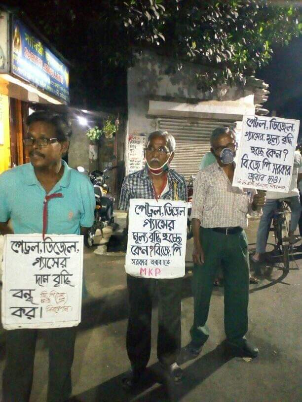 CBehala's tweet photo. বিজেপি সরকার কতৃক রান্নার গ্যাসের লাগাম ছাড়া মূল্যবৃদ্ধি ও পেট্রোল ডিজেলের দাম বৃদ্ধির বিরুদ্ধে সিপিআই(এমএল) লিবারেশন কালিতলা ব্রাঞ্চের পক্ষ থেকে বিক্ষোভ বেহালার সিরিটি-কালিতলা মোড়ে।

#NoVoteToBJP https://t.co/TivQRzzSsY