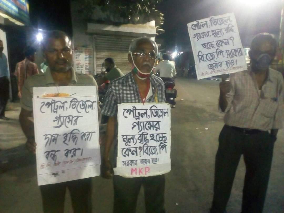 CBehala's tweet photo. বিজেপি সরকার কতৃক রান্নার গ্যাসের লাগাম ছাড়া মূল্যবৃদ্ধি ও পেট্রোল ডিজেলের দাম বৃদ্ধির বিরুদ্ধে সিপিআই(এমএল) লিবারেশন কালিতলা ব্রাঞ্চের পক্ষ থেকে বিক্ষোভ বেহালার সিরিটি-কালিতলা মোড়ে।

#NoVoteToBJP https://t.co/TivQRzzSsY