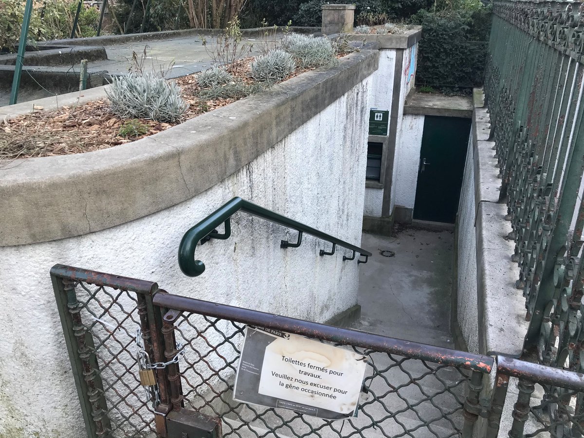 PARISMARAIS's tweet photo. ARCHITECTURE SANITAIRE A #PARIS. #SquareduTemple. Toilettes fermées depuis des années. Aucune toilettes publiques: résultat on retrouve des bouses dans les halls et escaliers d'immeuble du #Marais. Si la mairie rouvrait bains-douches et toilettes publiques?@cbrossel @MParisCentre https://t.co/y4lna3Lzbg