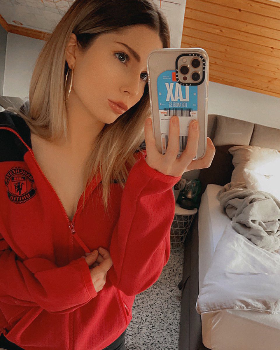 iamanascott's tweet photo. tbh I wore it better, argue with yourself https://t.co/CZTVmExXLF