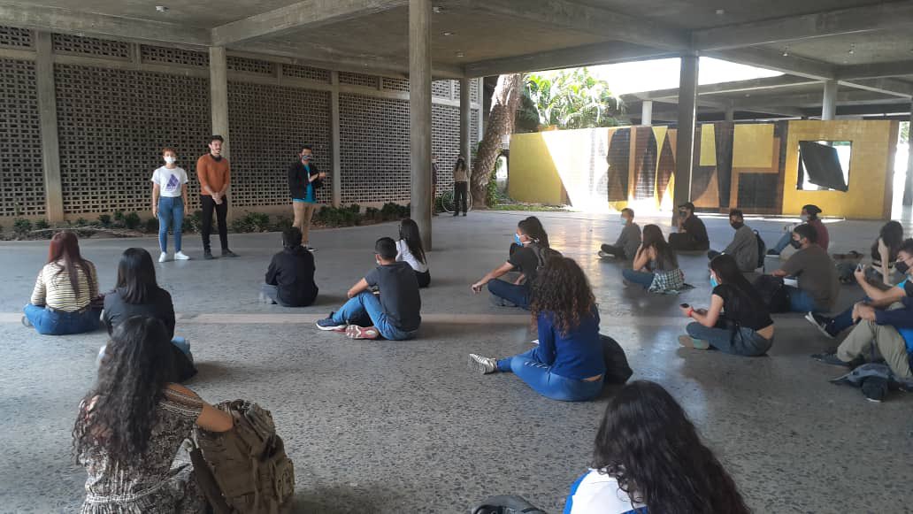 VivaLaUCV's tweet photo. #AlMomento | Estudiantes de Sociologia y Antropologia realizan clase magistral en la plaza cubierta, a tan solo días de cumplirse 1 año sin clases en la UCV https://t.co/QNtJRWTVjN