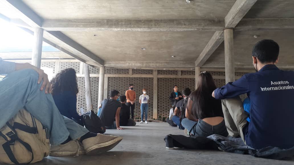 VivaLaUCV's tweet photo. #AlMomento | Estudiantes de Sociologia y Antropologia realizan clase magistral en la plaza cubierta, a tan solo días de cumplirse 1 año sin clases en la UCV https://t.co/QNtJRWTVjN