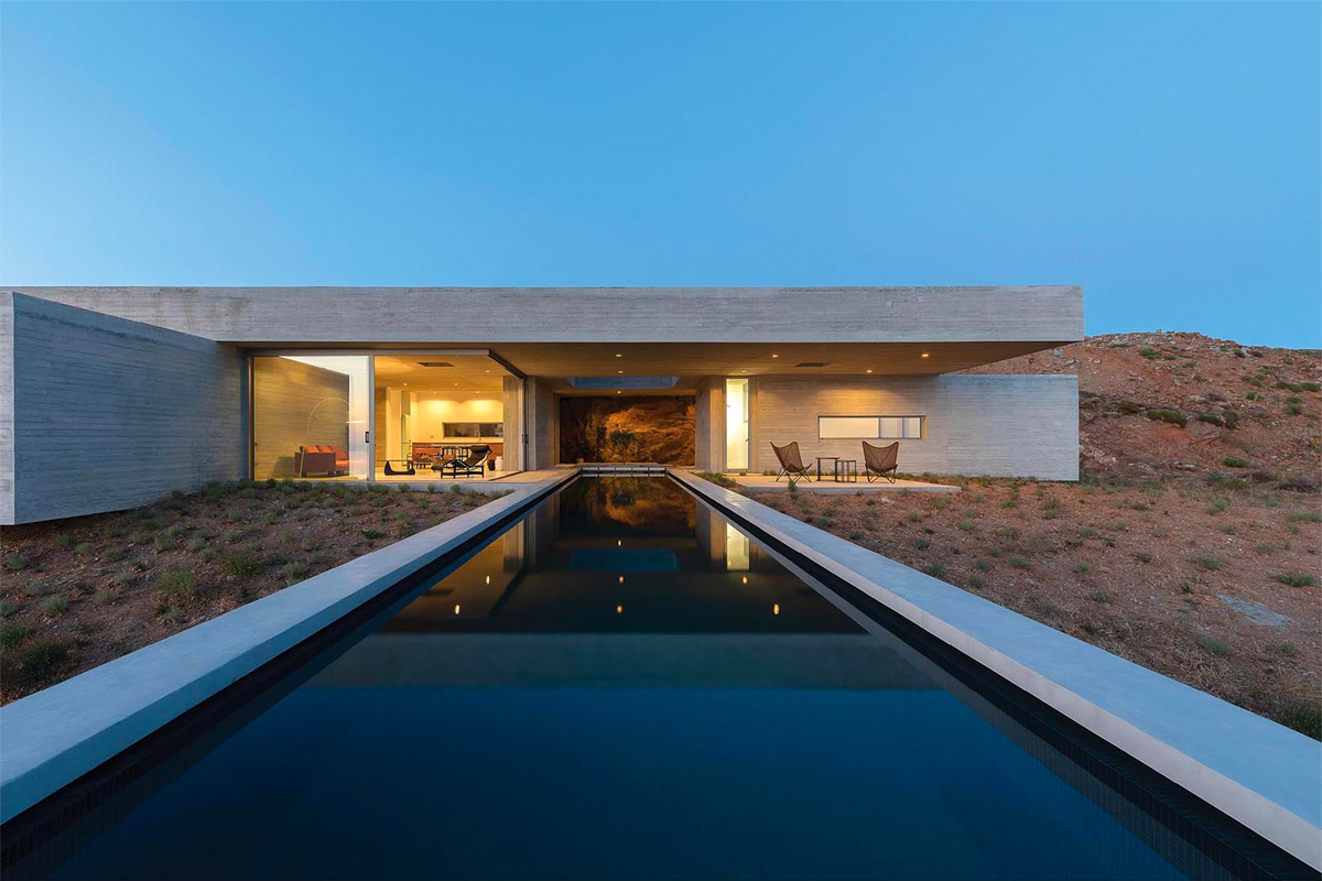 HYPEBEAST's tweet photo. Artside Dallas Architects has unveiled its latest Greek paradise contemporary home. The residence, called The Lap Pool House, is based in Tinos island where the architectural group draws its inspiration from.
Photo: Artside Dallas Architects

Details: https://t.co/D0kIWbTwYm https://t.co/Gz9hi2nwqY