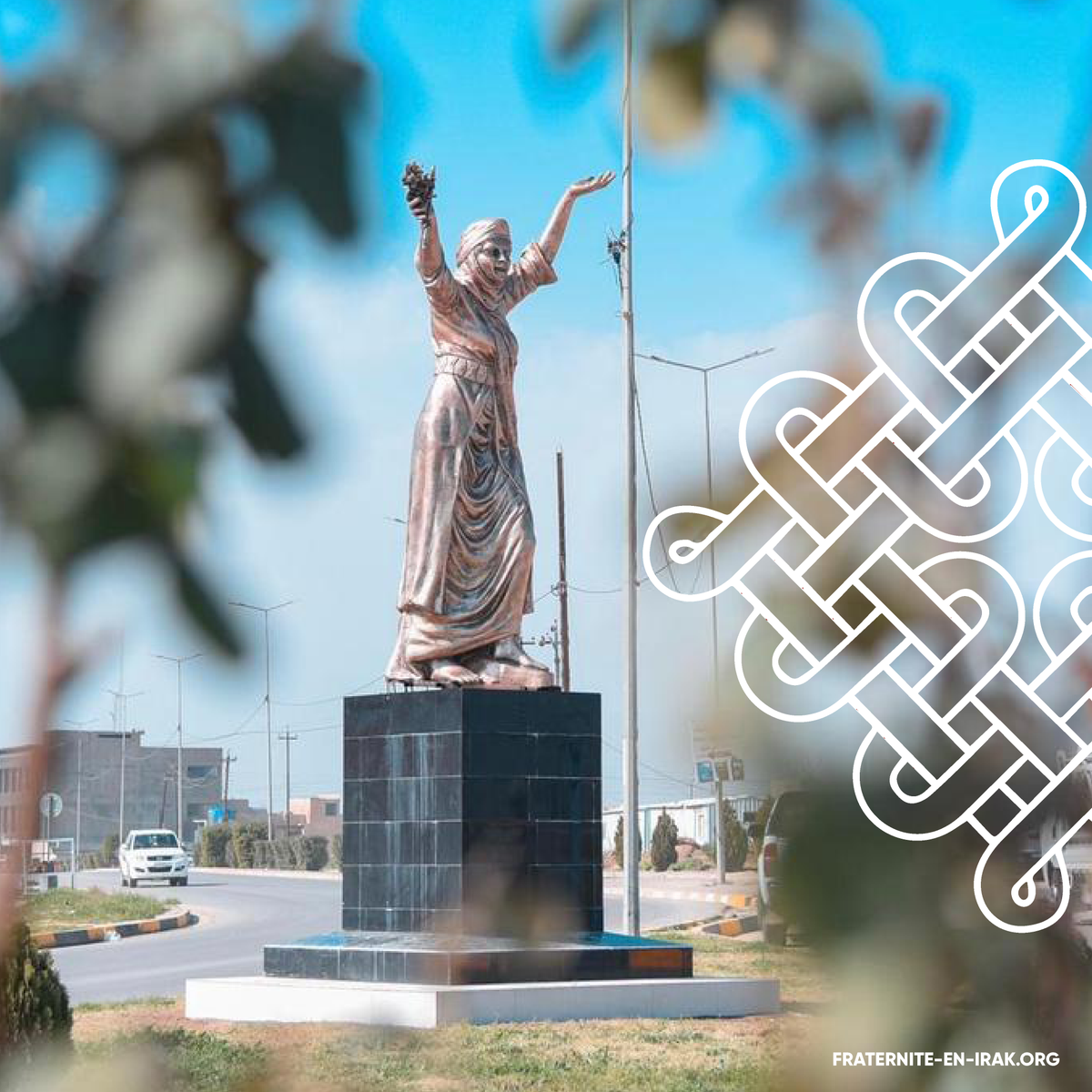FraterniteIrak's tweet photo. Cette figure allégorique est v��tue d'une tenue traditionnelle de #Qaraqosh. Quelques jours avant la venue du pape #François dans la ville, cette œuvre est forte de sens et rappelle la présence historique des chrétiens dans cette région du nord-est mésopotamien. #Irak https://t.co/2Ct5JktWoG
