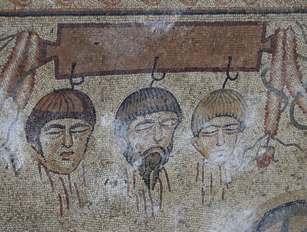 Claudia14780375's tweet photo. the Noheda mosaic near Cuenca,  with 231 m2 the biggest Roman mosaic ever found, dt. around 400 - 450 CE. The poor guy, whose ground was confiscated to excavate the villa and its nearby baths, only received €7500 from the government.  #typicallyspanish, #MosaicMonday https://t.co/eAjk1tUiqK