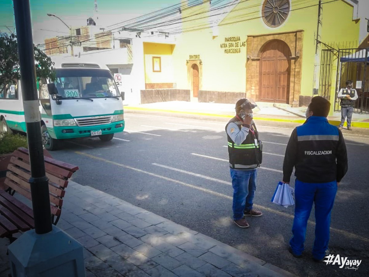 #Tacna | 👮‍♀Los inspectores de la comuna provincial se encuentran en #Pocollay, listos para multar a los conductores de las unidades de transporte público que trasladen a pasajeros sin protector facial.
#ProtectorFacial 
#Ayayay
.
.
👉 ow.ly/DuRF50DMQ63