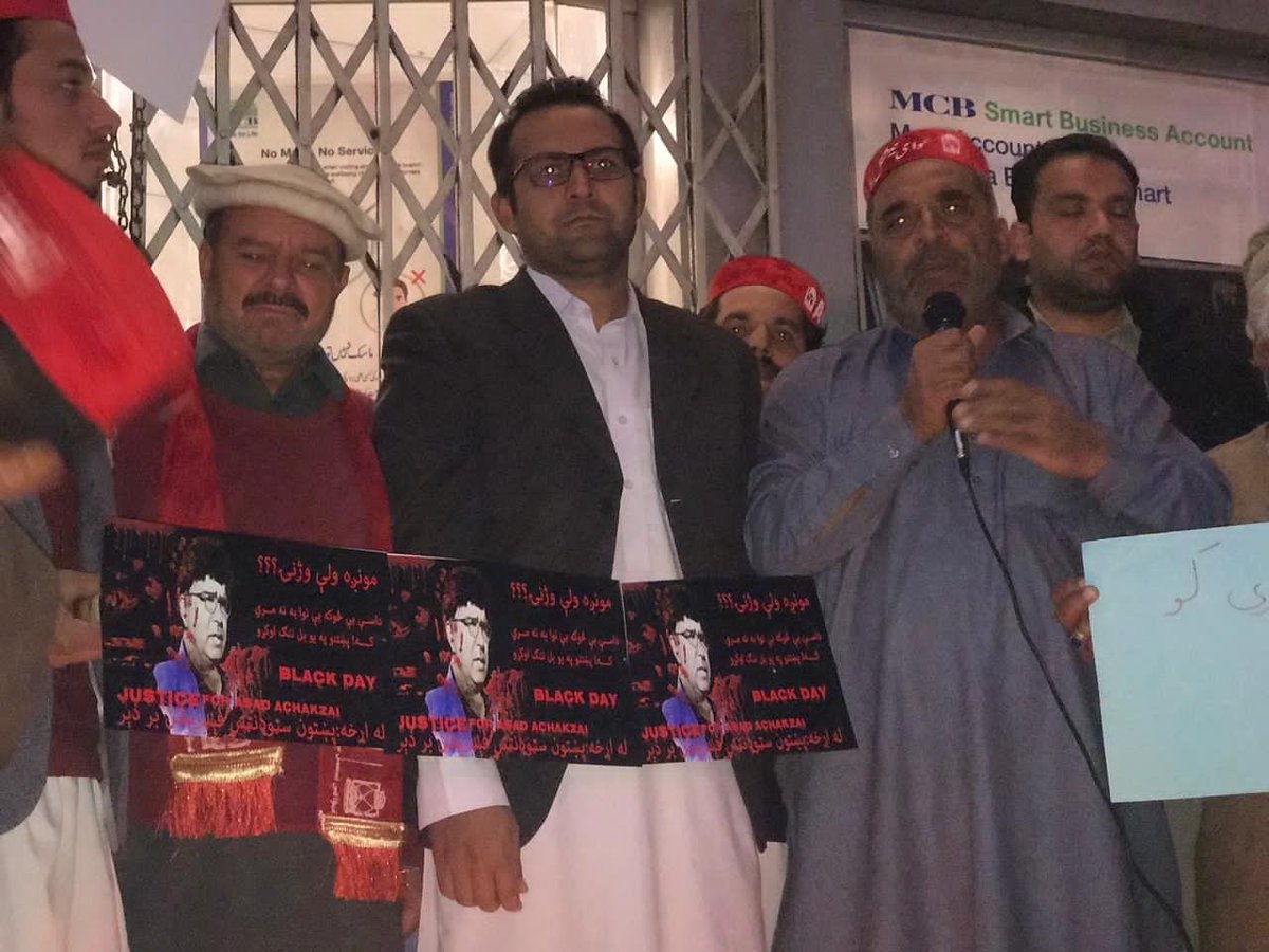 ANPMarkaz's tweet photo. پختون سٹوڈنٹس فیڈریشن دیر کے زیراہتمام اے این پی بلوچستان کے ترجمان اسدخان اچکزئی کے بہیمانہ قتل کے خلاف احتجاجی مظاہرہ۔اے این پی کے سابق ضلعی جنرل سیکرٹری میاں افتخاراحمد،ملک سہیل خان و دیگر نے خطاب کیا اور مطالبہ کیا کہ قاتلوں کو جلد از جلد گرفتار کیا جائے
#Justice4AsadAchakzai https://t.co/kjd9eKEr2c